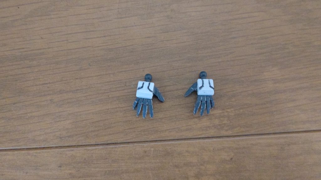 平手は何かしらのガンプラの平手をヤスってうすくして、写真のように甲に模様入れました。