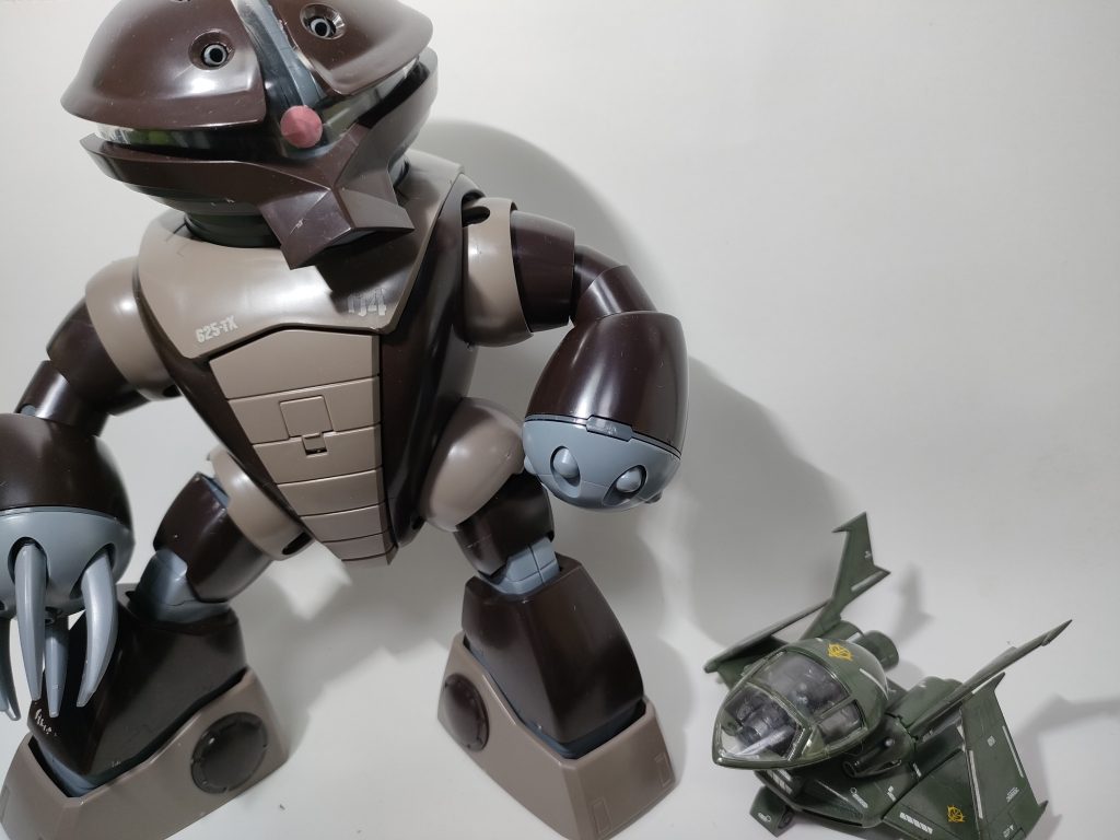 戦闘機にしちゃ、でかいですね