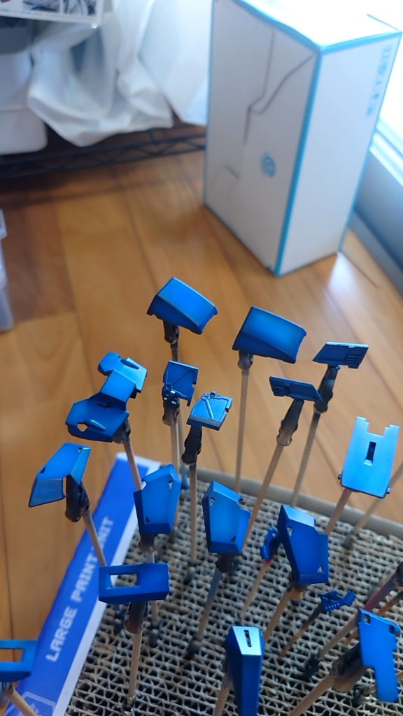 青の部分は黒下地の上からEXホワイトをグラデーションで使い、その上からインディブルーに白とパープルで調色したもので塗ってます