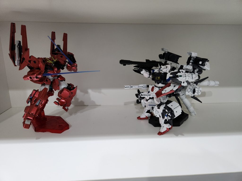 初投稿とのツーショットも撮ってみました白と赤の機体、因縁の対決風にしてみました