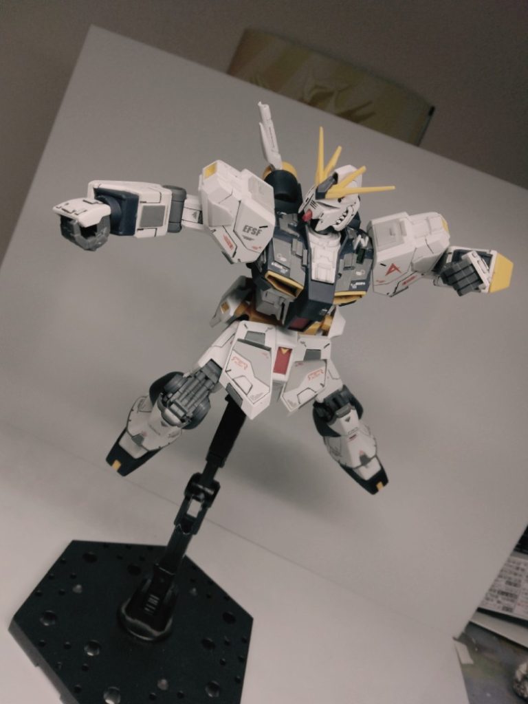 ニューガンダムは最後は原始的な殴り合いになりましたよね笑。時代の最新技術を搭載した機体が最終的にたどり着いたのが暴力とは見ていて驚きました!!!