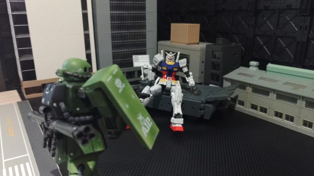 弾切れだと、何て装甲してやがる。マシンガンが効いてないのか。ヒートホークを着けて来るべきだったか。この距離じゃバズーカはうてねぇ！！距離を取らなければ殺られる！！