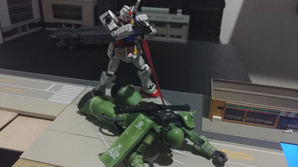 無念や( ノД`)…ビームサーベルで串刺しやん(笑)