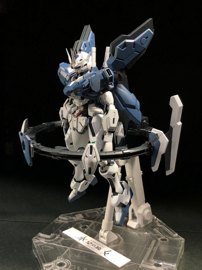 大きく加工した点は背部スラスターフィンです。プラバンにて新造しています。黄色の展開翼はこのディスプレイでは開かないのでオミットしてます。