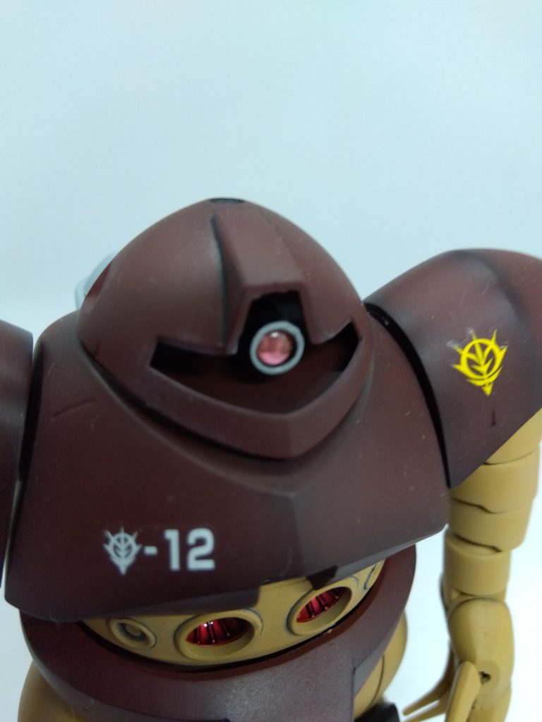 自作のモノアイ部分。キットのモノアイガイド部分を切り抜き奥行きを出してます。モノアイ自体は5ミリプラパイプに3ミリのHアイズを貼り付けた3ミリプラ棒を差し込み接着しています。 