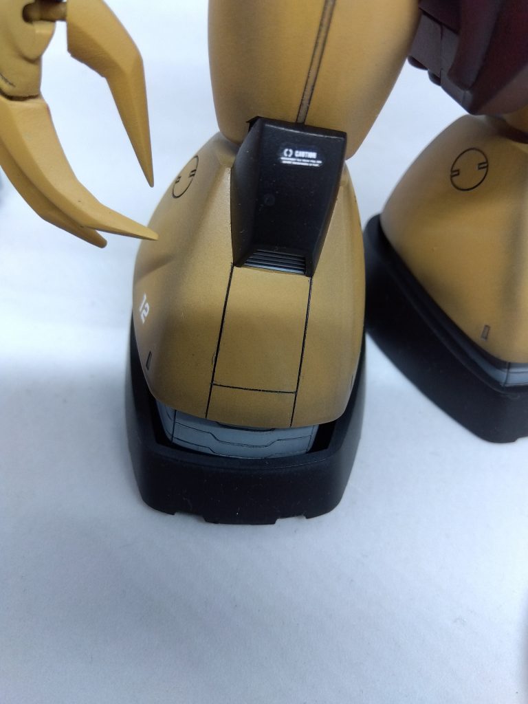 スネのスジ彫り。ただ線引いただけですがそれだけで一気に情報量が増えてのっぺりした感じからメカらしい感じになりました。作業時間数分でこの効果は凄い。 