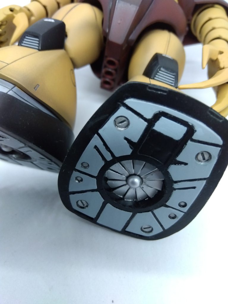 実は塗装で苦戦したのがここ。マスキングしても上手くいかなかったので筆塗り。マスキングの上達は今後の課題です。