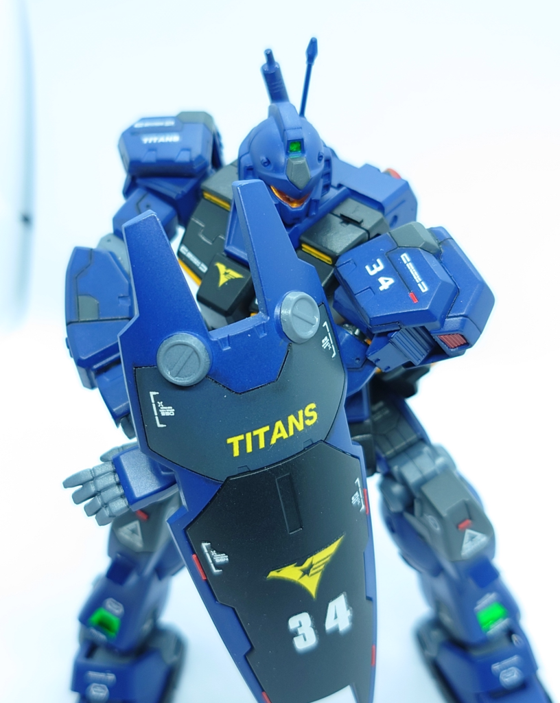 シールド曲面シールドは対ビームコーティングが施されているが、高出力化したグリプス戦役時のビームには多少の効果しか得られていない。内側には小型武装用のラックが増設されている。