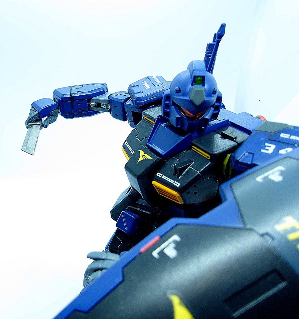 対MS用コンバットナイフシールド内側のラックに装備されている局所攻撃用のナイフ。敵機を爆発させるリスクを抑えることができるためコロニー内ではよく使用される。