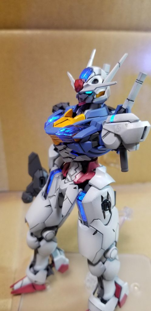 目はブルーグリーン、シャディク戦を再現したかったですが、溶かす技術は無いので、適当にパーツを外しています。