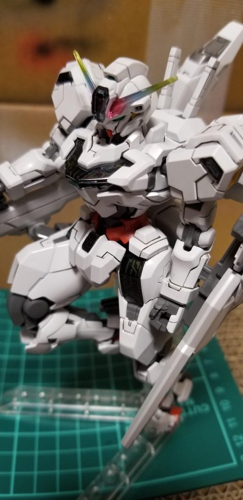 素組の時点で良すぎたので、成型色のまま、スミ入れしました。蛍光によりアンテナがちょっと濃くなってしまっています。