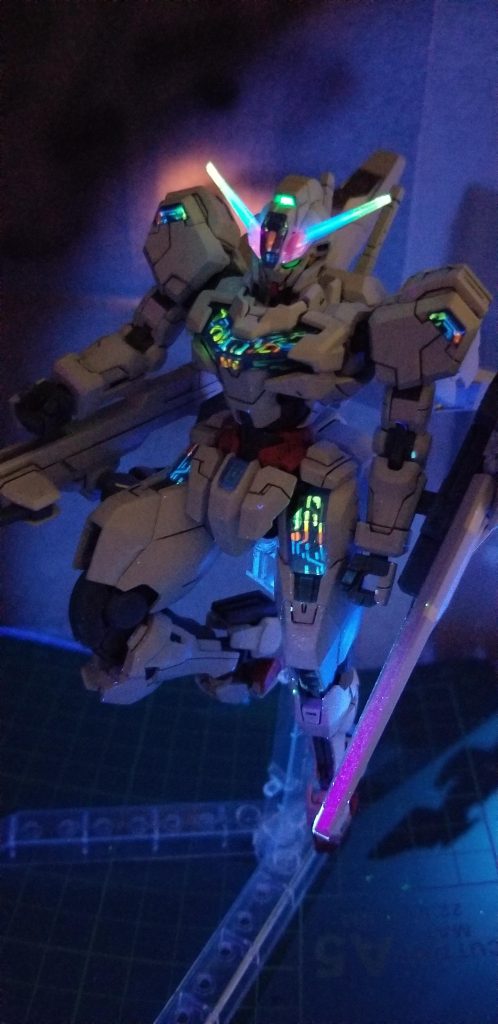 蛍光は、ブルーライトを当てながら、可能握りシャバシャバにして蛍光色を希釈しました。自分としては納得の発光です。