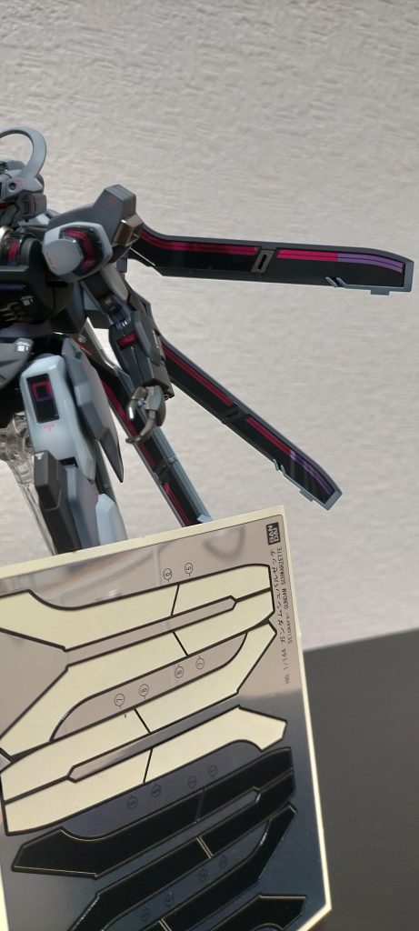 付属のプラスチックシールは厚みと光沢が独特ですね。シールの余白は改造に使えそうです。