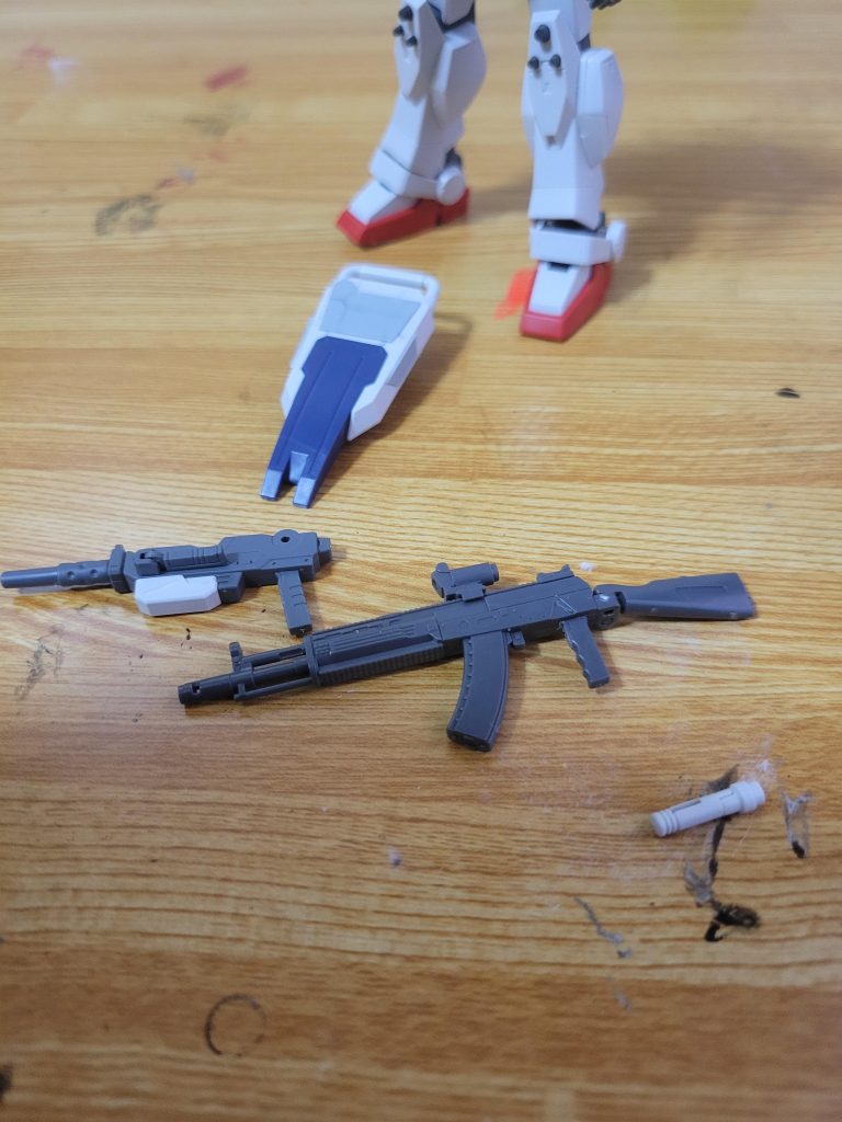 武装は100mmマシンガンリアスカートにマウントします そして陸戦型ガンダム用AK47 本武装は連射力が低い代わりに威力が高いそういう武装ですちなみに左スカートに予備のマガジンをマウントしてます