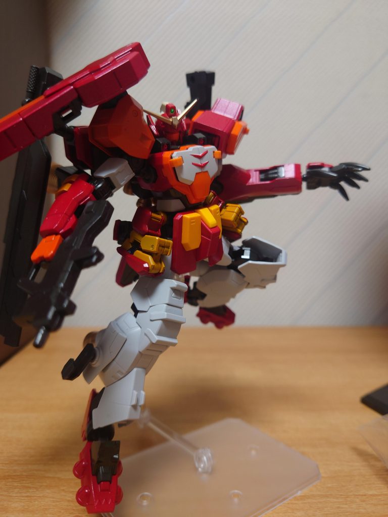 全体的にマッシブになっているからか腰のヘイズル腕が違和感なくスカートアーマーやってるのと両手両足が鉄血シリーズに統一したおかげかルプスレクスの腕が浮いてなくて無理なく採用できました。