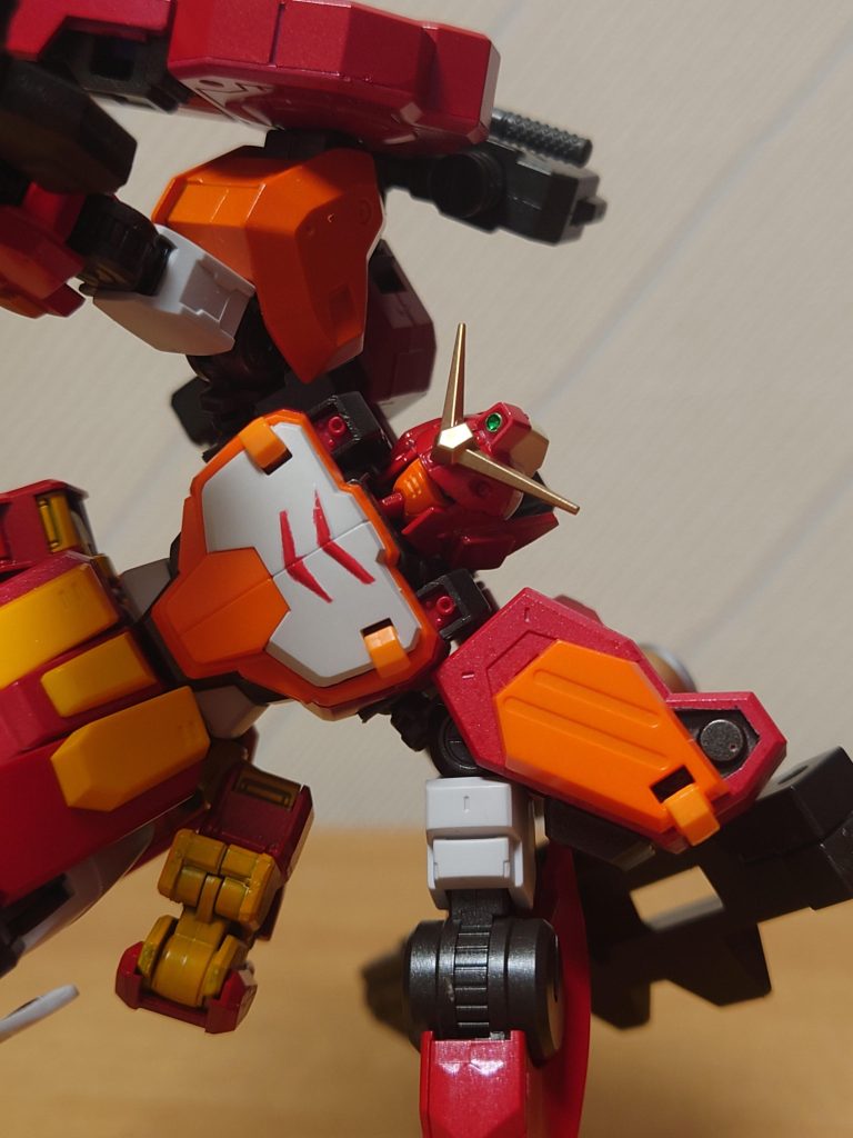 頭部も変化が欲しくて工作してみたのですがウインクガンダムっぽくなってしまいました。まぁかっこいいのでありかなって思ってます。ちなみに頭部サイドはリーオの盾の部分を切って工作してます。