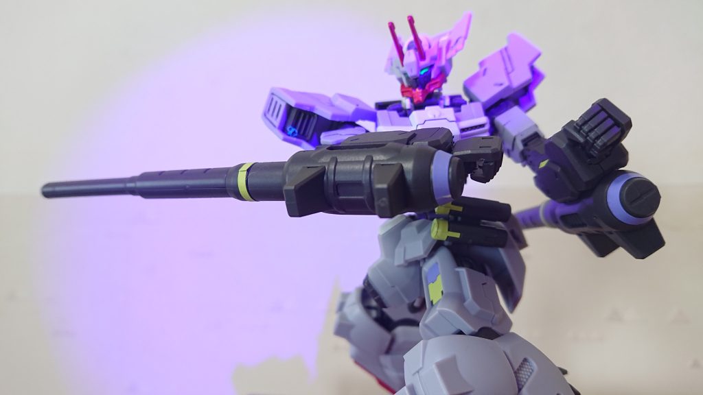 システム起動なUV照射。ツインアイは蛍光グリーンで塗装しました。