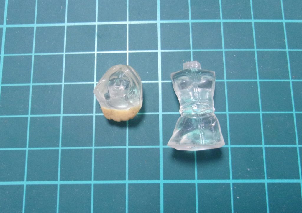 頸部を切断し、数ミリ削って詰めました。首と一緒に切ってしまった髪はエポパテで作り直しています。