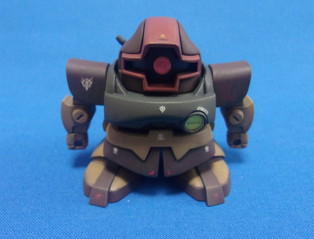 モノアイは粘着力の弱い両面テープで貼ってあるだけなので、自由に位置を変えられます。