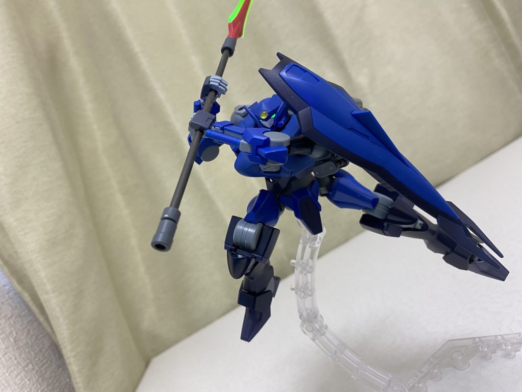 太ももの前をカットしたので、稼働域が広がりました。元々ザウォートの可動域が広く手が長いので、両手持ちの武器が持ちやすいです。