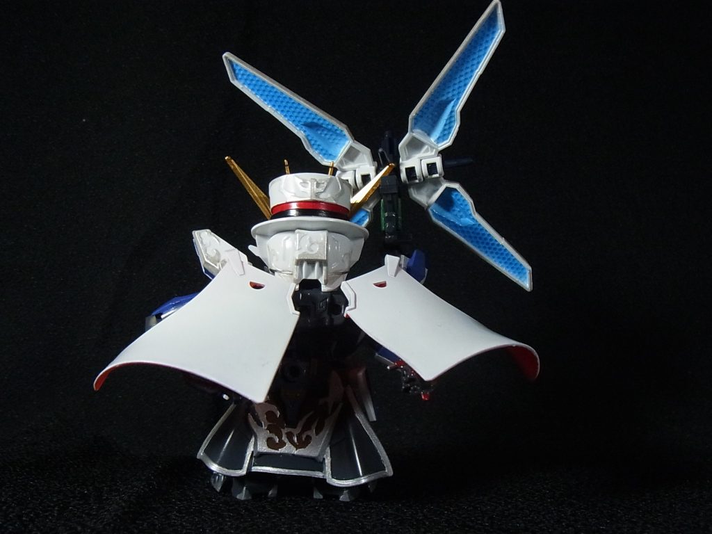 後のチェストアーマーはパッケージの作例でも隠れていて色分けが分からなかったので、前側アーマーを参考に塗分けました。プロペラ(?)の裏側の青色が綺麗に塗れたと思います。