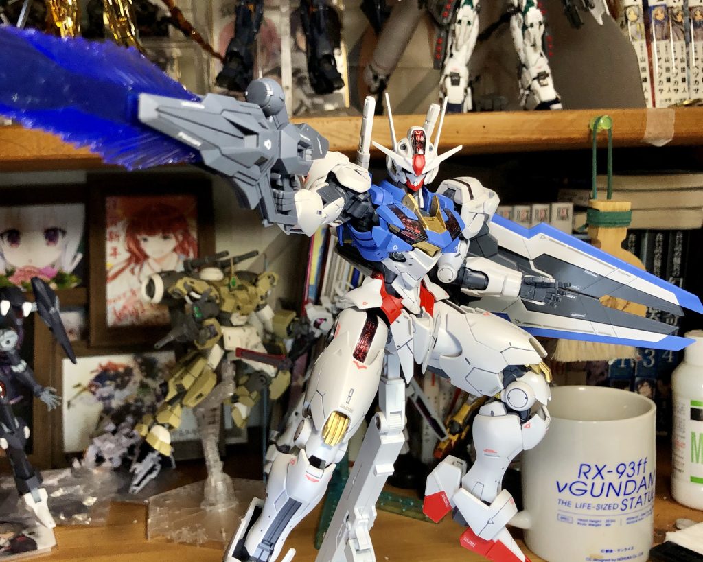 劇中ほぼ使われなかった（6話だけ？）特大ビームサーベル（名称不明）自作の撮影スタンドからははみ出たので机上で。