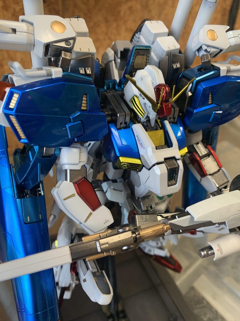 マスキングとエナメル塗料で塗り分けをがんばりました。4アーティストマーカーは手軽に塗り分けできて仕上がりもキレイで拭き取りも簡単なので重宝しました。オススメです。今回も大変だったけどなんとか完成出来ました。自分がイメージしているツヤツヤの塗装にはまだまだ程遠いのでまたチャレンジしたいと思います。