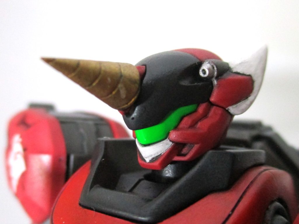 各部位の改造と武装紹介頭部は、エラと顔抜きで組んでみた形があまりに好みだったので、顔のモールドを無くし、エラを大胆に減築しました。武装その1な頭部ビームバルカンは健在。なんかアルトアイゼンに似た気がしますが額のドリルは飾りです。伊達や酔狂でこんな頭をしている。