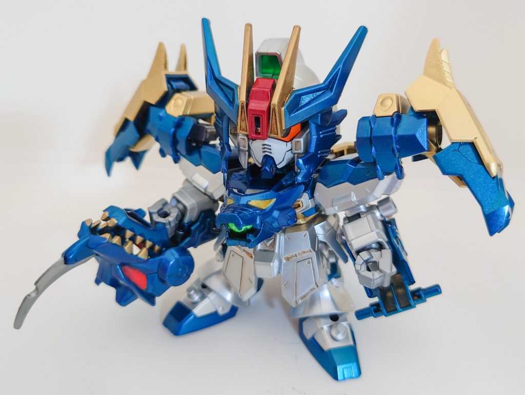 正面全体的に青とシルバーをベースに配色しました。角飾りやドラゴンの装飾はBB戦士超将軍闘我から流用しております。