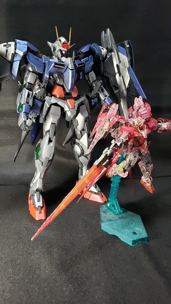 RGの00ライザー（トランザム）とサイズ比較で撮ってみました。PGの存在感は圧倒的です。