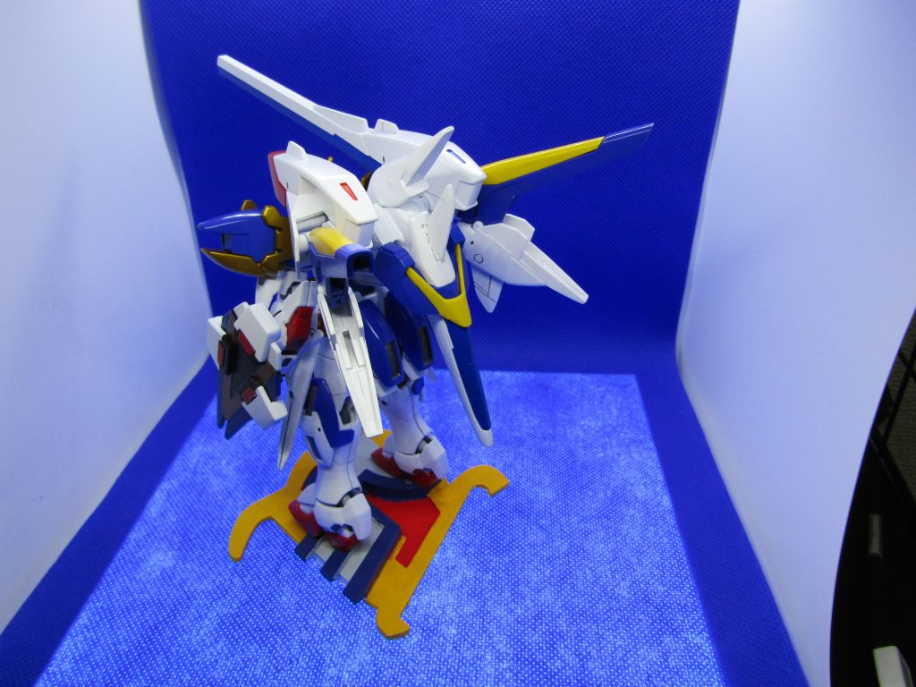 背面。光の翼のエフェクトがないのが残念。