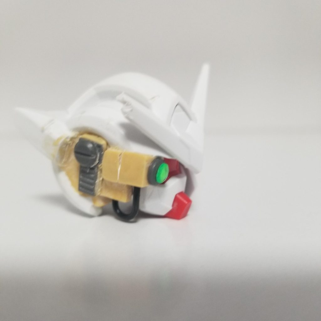 頭部はジャンクバーツにパテとHアイズで