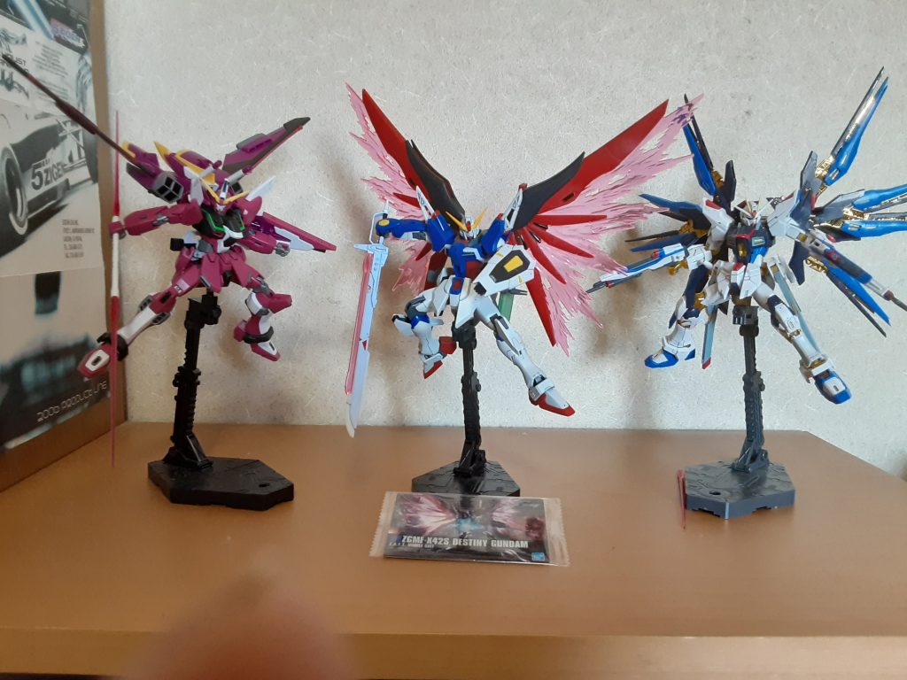 こちらもスポンサー掲示のバック画像、多分「あれ?ストフリ真ん中でしょ?」とほとんどの方が思うと思いますが、私の中でDESTINYのメイン主人公はあくまでシン君なんです。ちなみにインフィニットジャスティスもHGCE、ストフリだけRGなのはウイングのフレームも展開できるから、それだけですw ストフリは足を中心に改修予定、ディスティニーとインフィニットも細かい部分修正して艶消しして再度投稿しよかなと思ってます。