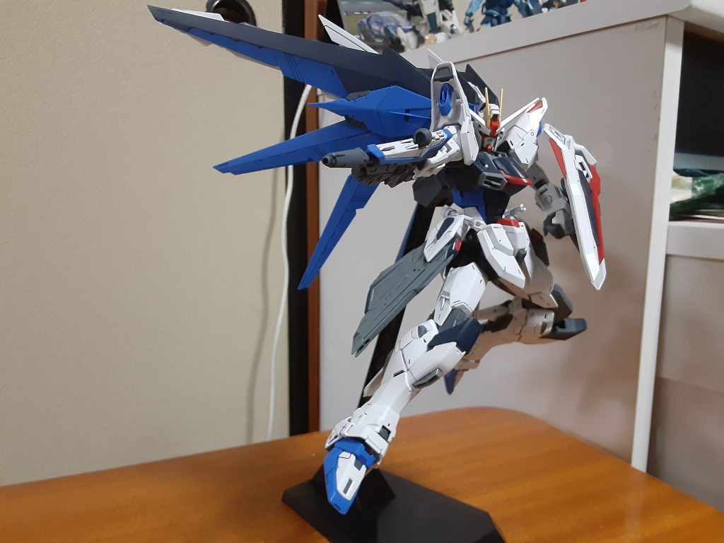 なんかこのキットの胸部のフレーム、ダボ軸がきついのもあり動かすとフレームが開いてしまうので調整して合わせ目の部分で接着してます…