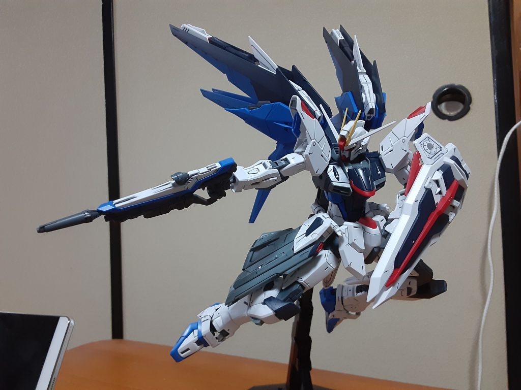 このアレンジ、パネルラインや装甲の造形が凄いリアルな感じでプレーンな立体物とは違った良さがありますよね。