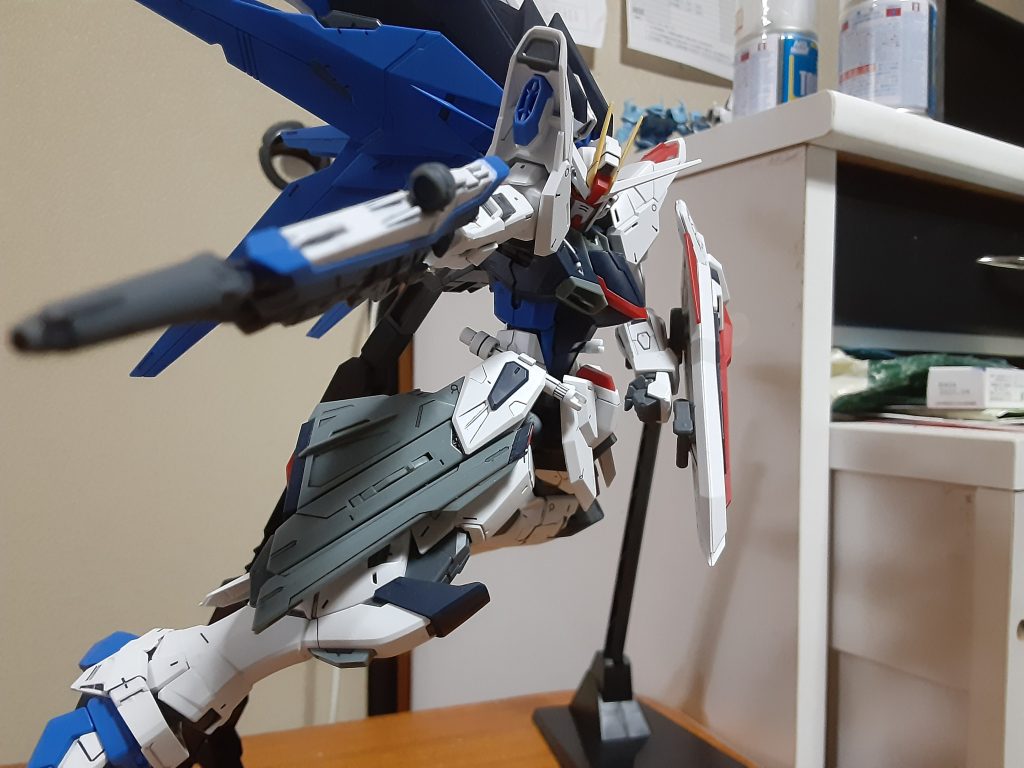 以上ほぼポージング集ですがありがとうございました。最後にちょっとこのキット通して個人的に思ったこと、フリーダムの1/100はこのキットで三回目、アニメに近い無印1/100もあるのになぜかこのキット散々言われてますね。他の機体でもアレンジされると批判されますが、そのキットしかないならまだ分かるけど、たいてい既に設定に近いプレーンなキット出てるのがほとんど、何回も同じ物出してもしょうがないでしょ?て思います。ましてやフリーダムはフィギュアも何回も出てるし。ガンプラ界隈の嫌な部分です。買いたくないなら見なきゃ良い、自分好みのキット買えよ‼️て話です。それができるのがガンダム立体物の素晴らしいとこなんです。他のロボットものはここまで自由ないと思います。長々と失礼しました。