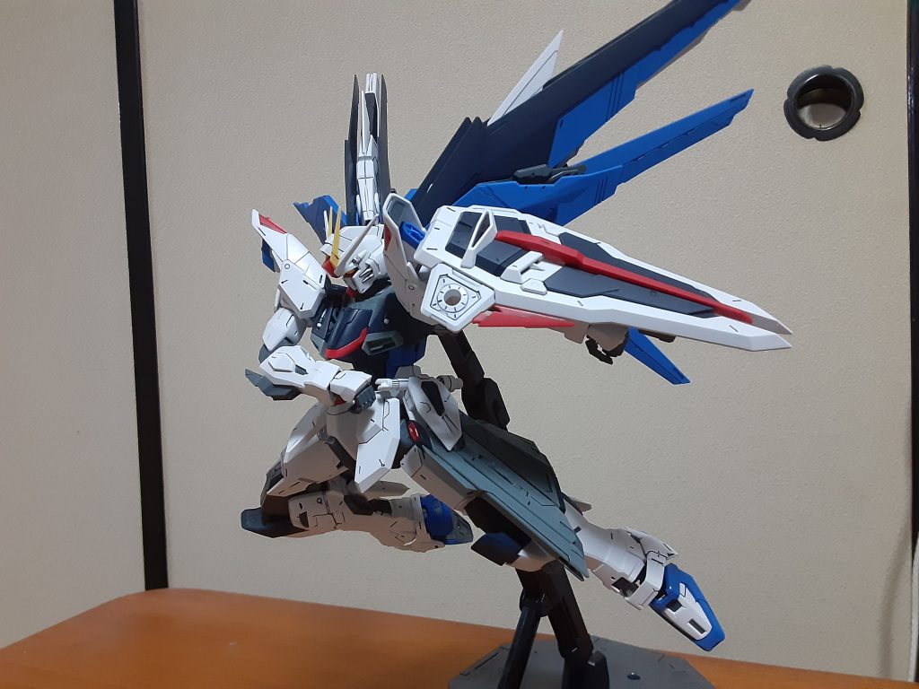 凄い稼働範囲なので劇中のポージング多分全部できるかなと、初出撃時のジンの頭切る瞬間の抜刀シーンのイメージで。しっかしMG用のスタンドでも重くてかなり軋んでました… ステンレスとかの台座ありませんかね。こういう背中大きい機体だと心許ない