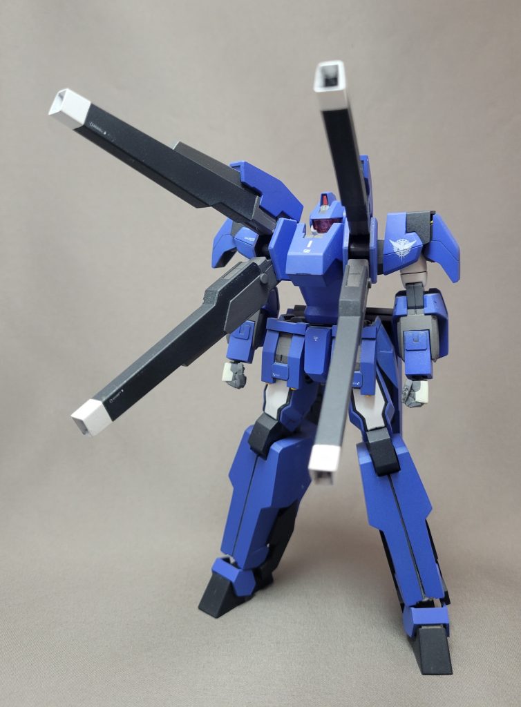 GNキャノンです。 1/144リボーンズガンダムをもとに腕部のみ1,5ガンダム、 ヒザから下はスクラッチで制作しています。 デザイン自体のバランスがあまりにもガンダム/キャノンのままな部分を少しだけ普通の体型になるようにしてみました。 (あまりやりすぎるとらしくなくなると思ったので控えめに)