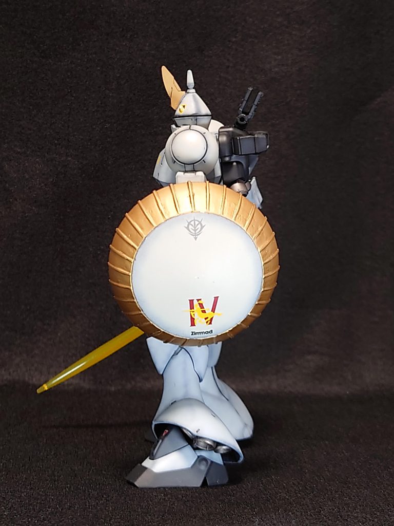 ギャンシールドはパテで穴埋めしレッドゴールドで縁を塗装し自衛隊のマークを部隊マーク貼りました。