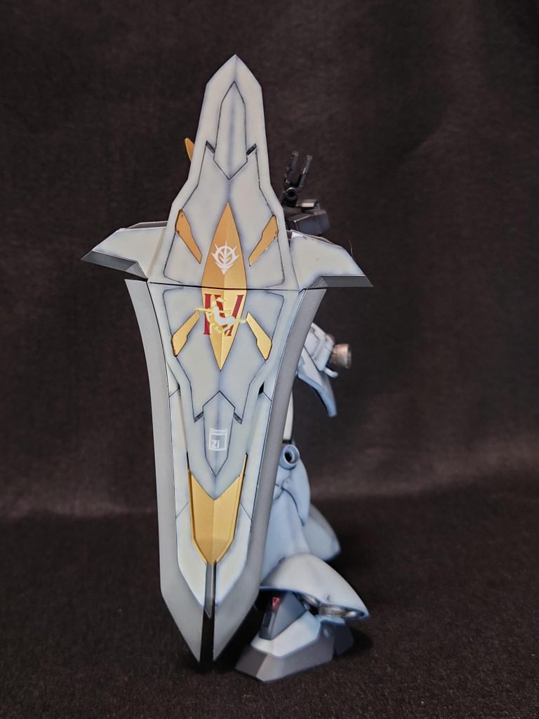 シールドは本来ゴールド部分がクリアブルーでしたがレッドゴールドに塗装しました。