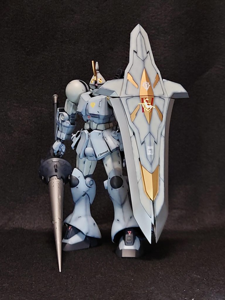 シールドはMSGの物を流用しランスも流用しガンランスとして改造加えてます。脚のスリッパ？はイフリート系の余り部品に変えてみました。黒サフからのグレー系カラーをグラデーション塗装を施しました。