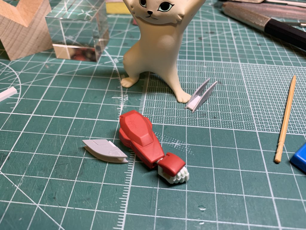 カカトのパーツが印象的だったので、腕にもおなじ形状のものをつけてみましたなんかデビルマンみたいですね(^^;)