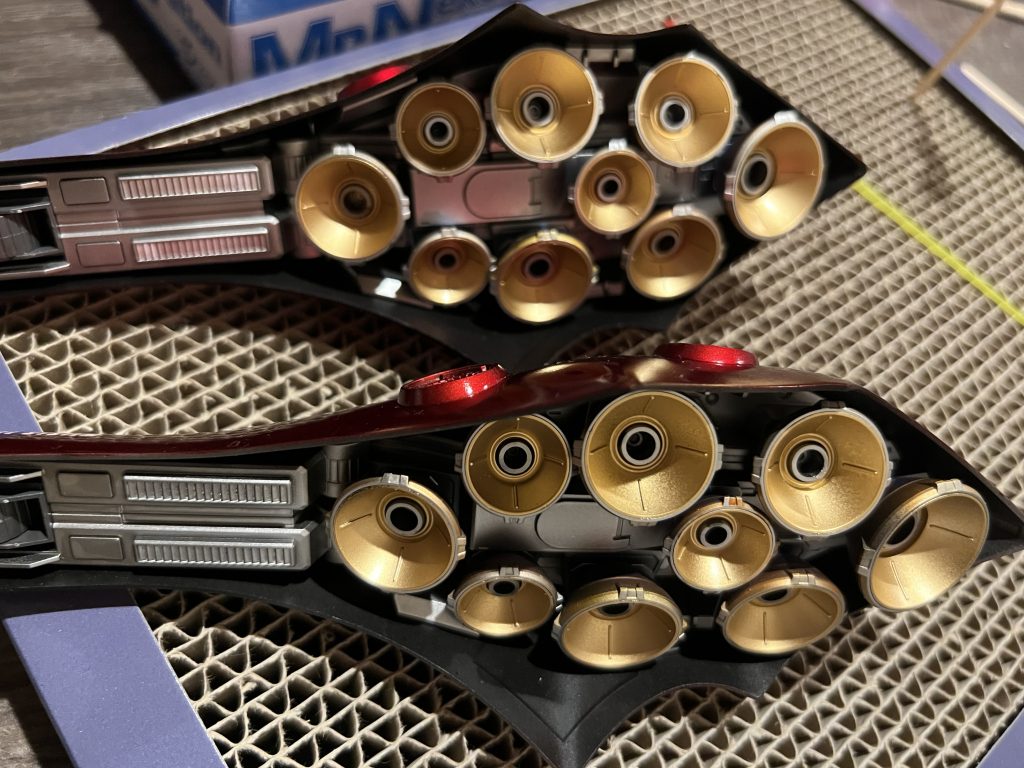 せっかくバーニアの外側焼き色塗装したのに組むと全然目立たない。