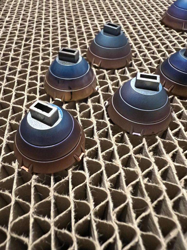 バーニアの外側をクリアブルー、パープル、レッド、イエローへとグラデーションかけて焼き色っぽく。