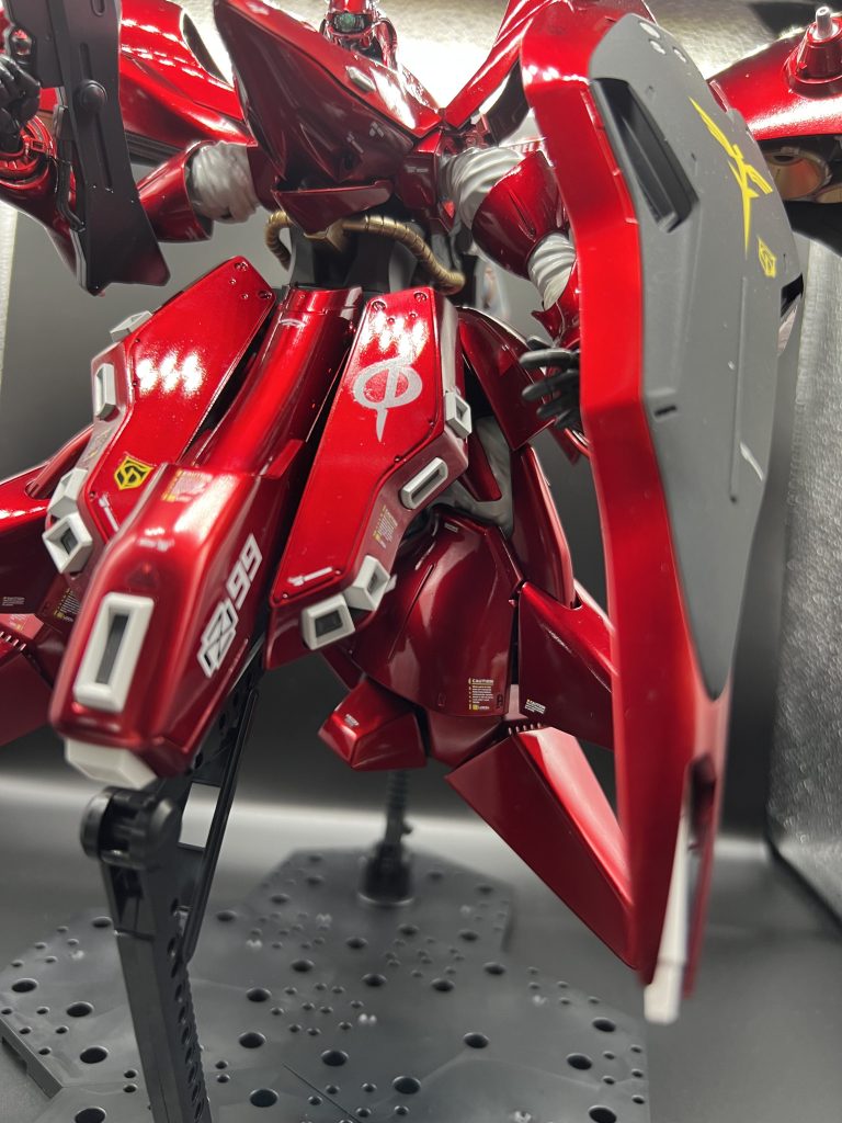 モノアイは100均のスワロフスキーみたいなデコ用のキラキラしたヤツに蛍光クリアを塗りました。ブラックライトで光る(はず)