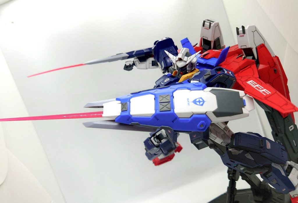 肩ミサイルで牽制しつつ、ビームサーベルで暴れ回るAGE-1フルグランサ！前回のAGE-1フラットの時に、握り手を一つ無くしてしまったので、二刀流ができるのは嬉しい！🤣しかし、このポージングの直後、右腰のフロント・サイド・リアアーマーの集合体の付け根が折れ、あえなく撮影断念…😮‍💨今回はここまでになります！繁忙期だったり、狙ったようにやってくるピンポイントゲリラ豪雨だったり、ティアキンが沼すぎたり(ｵｲ)と、なかなか思うように制作や塗装ができず、一生完成しないんじゃないかと思っていましたが(爆)、とりあえずは形になって良かったです😚💨最後までご覧いただき、ありがとうございました！👋