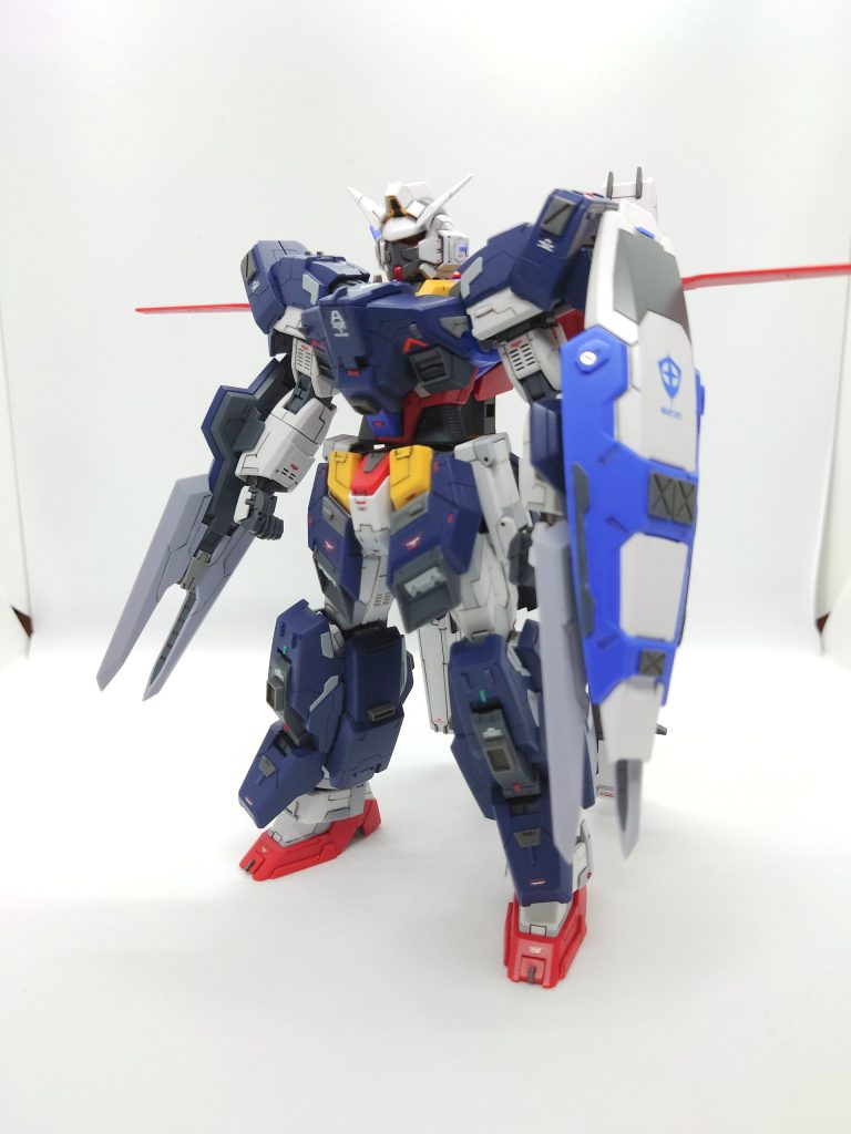 まずは素立ち。重装備感をさらに加えたかったので、左のシールドライフルにのみジョイント穴をあけて、AGE-1のシールドを付けられるようにしました。…そう、察しのいい方はお気付きだと思いますが上記のことから左腕の可動はマジでおっちんでます(爆)