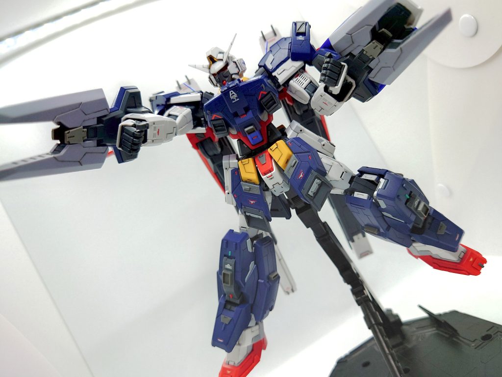 シールドライフルをぶっ放すAGE-1フルグランサ！全体的にですが、少しだけディテールをいじって、最終戦に向けて強化されてる雰囲気を出しましたしかし、ゴテゴテした機体はポージングが難しい…🤔