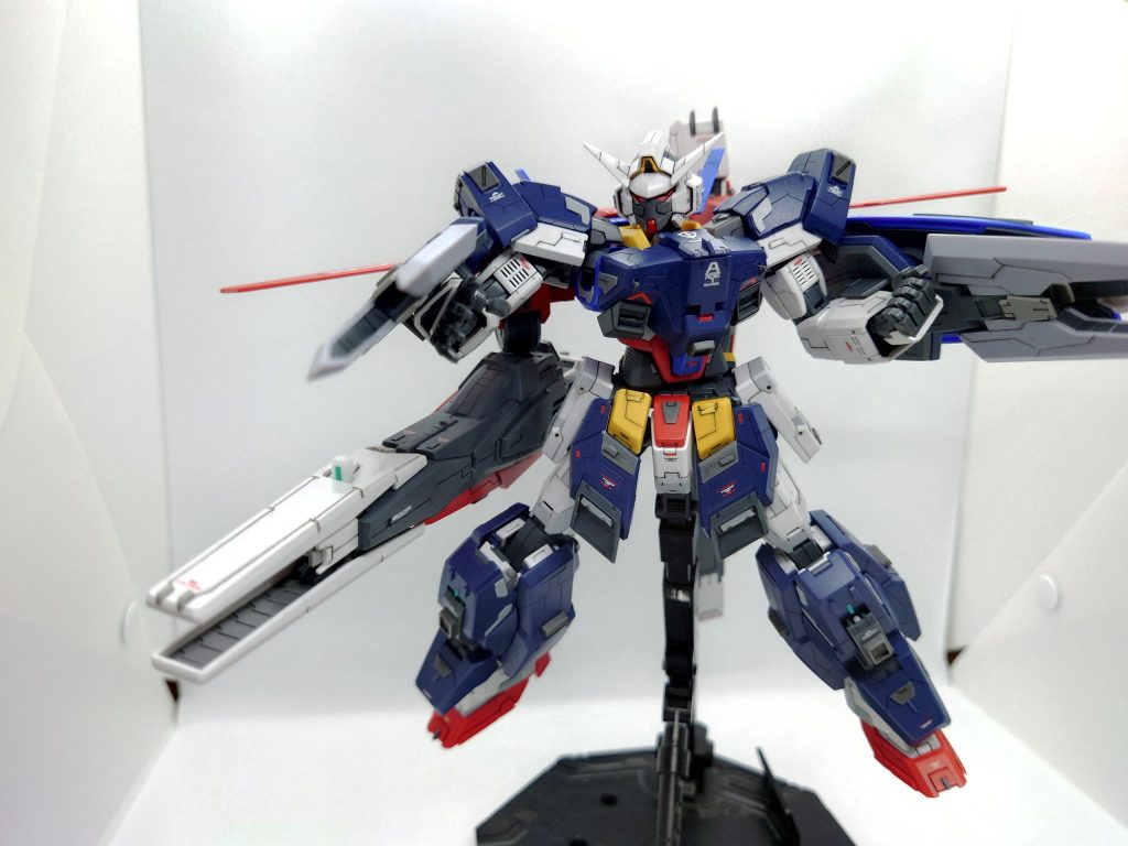 ゼフルドランチャー(ビームの方)発射！ヴェスバーのように展開する武器なのに、左右にも銃身を振れるので、結構表情付けができるのがいいですね！簡単にプラ棒でセンサーっぽいのも足してみました持ち手もありますが、案の定羽に肘が干渉するので使えません😂