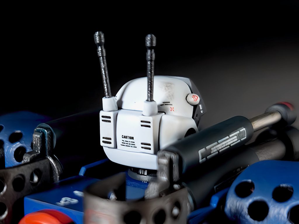 元々のアンテナは安全基準をクリアしたもっさりしたものなので、思い切り良く切断＆ピンバイスで開口→自作アンテナ差し込み。